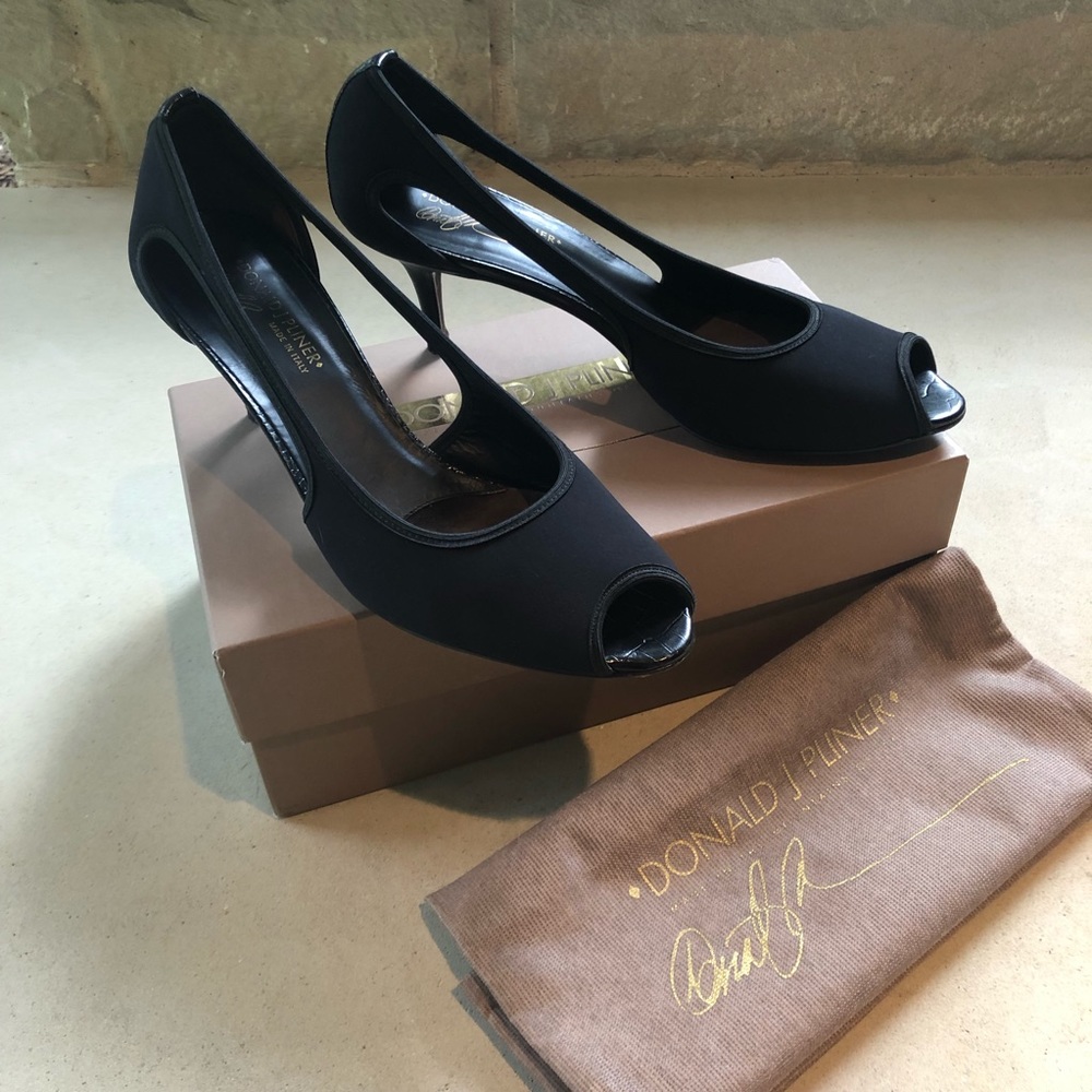 Donald J Pliner Blk peep toe heels